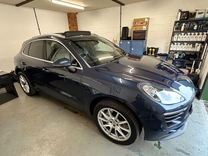 PORSCHE MACAN