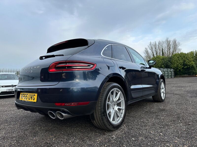 PORSCHE MACAN