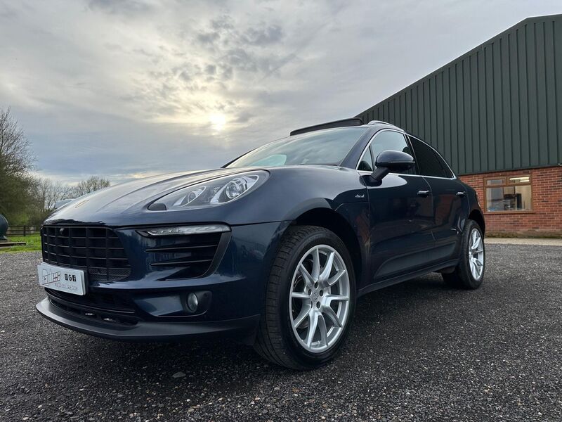 PORSCHE MACAN