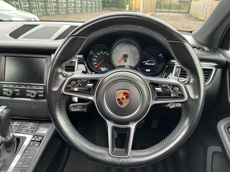 PORSCHE MACAN