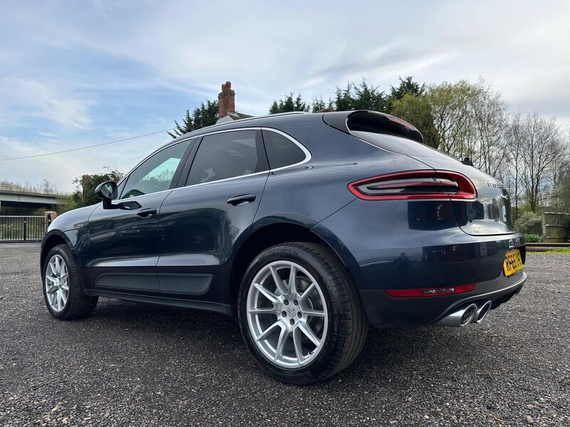 PORSCHE MACAN