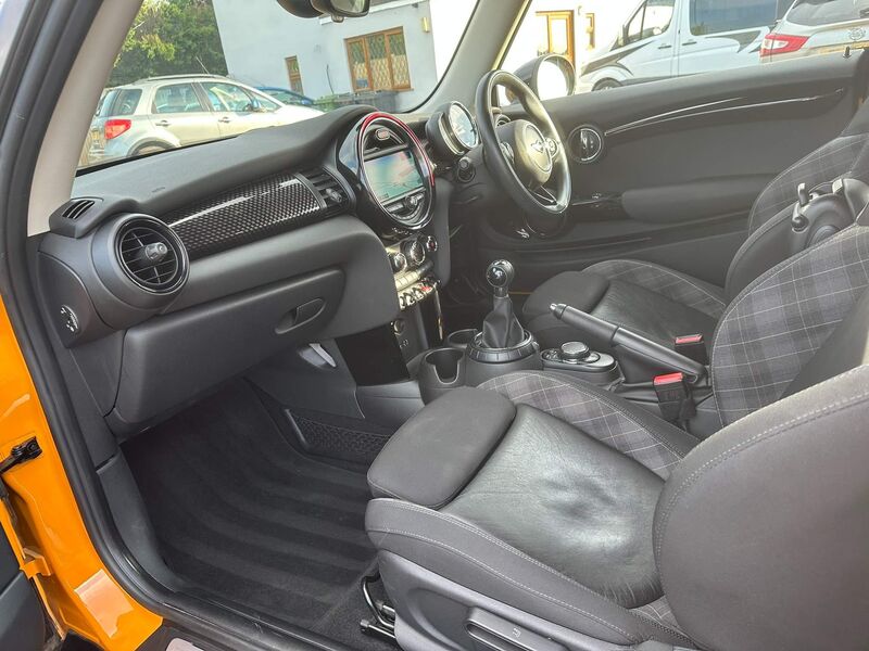 MINI HATCH