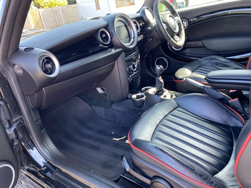 MINI HATCH