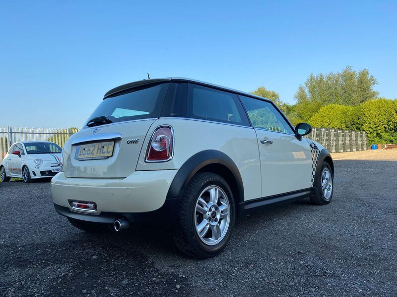 MINI HATCH